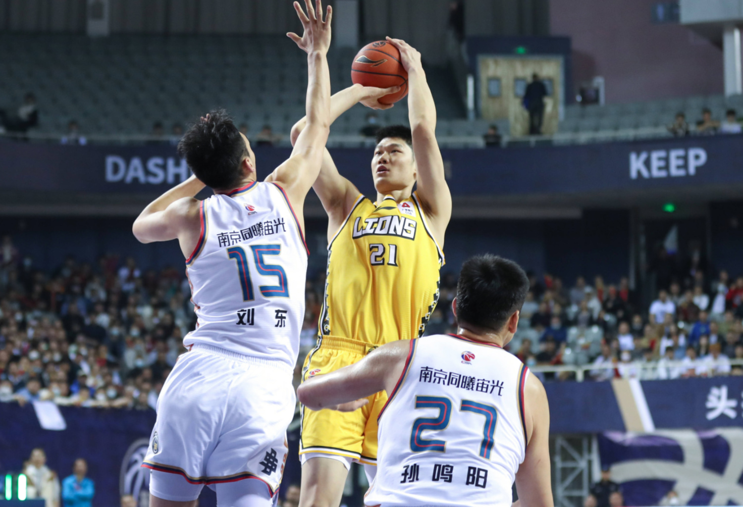 关于法兰克福队卫冕成功，登上榜首宝座的信息