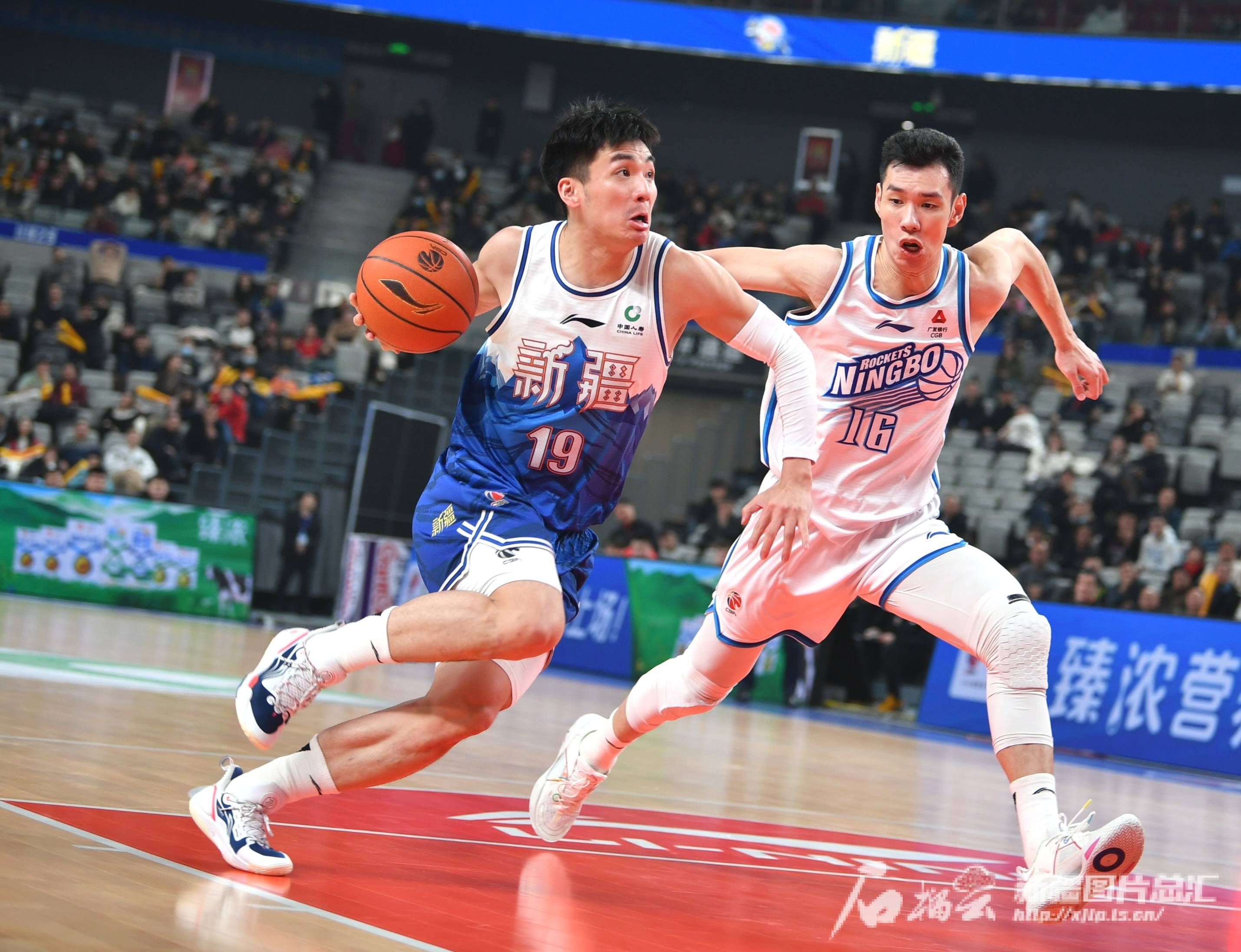 新疆男篮大胜对手，抢夺榜首宝座